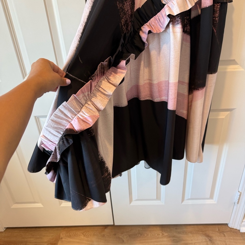 Alexander McQUEEN Soft Blush Pink Dress with Black Trim - Picture 4 of 10
